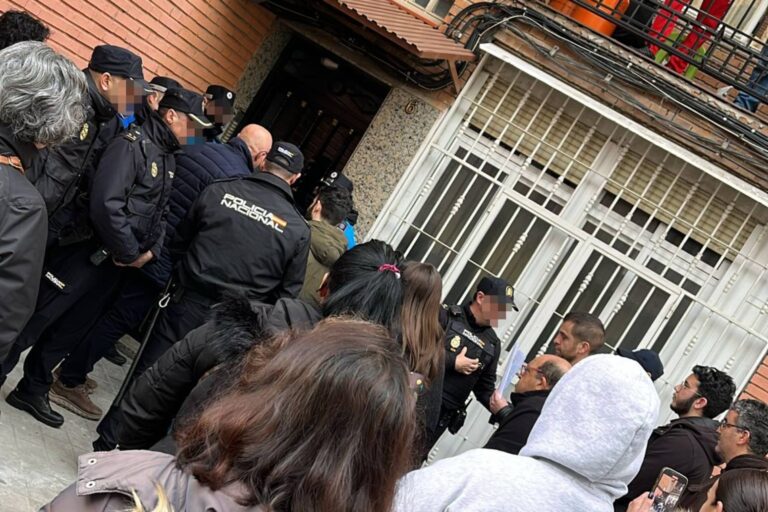 En la calle y sin alternativas: desahuciada una familia con cuatro menores en Leganés