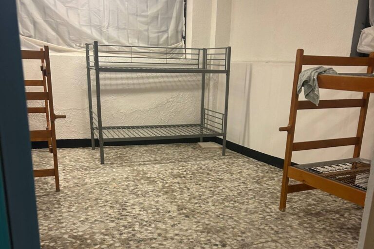 Tres literas y sin colchones, la alternativa a una familia desahuciada en Leganés