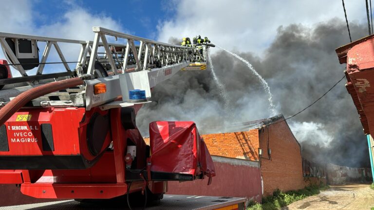 Grave incendio en una infranave de un Polígono de Leganés
