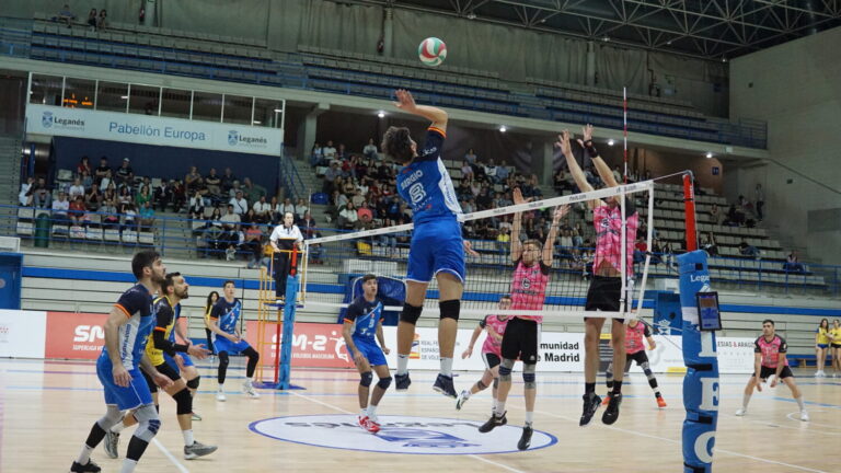 Los chicos de Voleibol Leganés se llevan el último derbi de la temporada