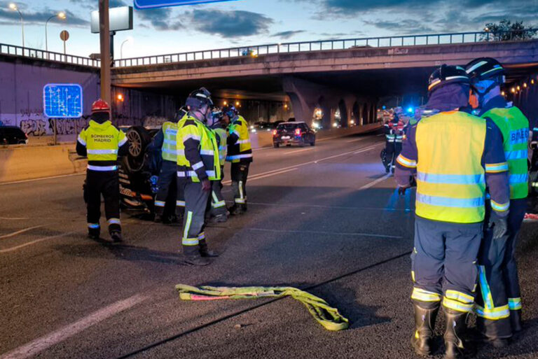 Un vehículo vuelca en la M40 a la altura de La Fortuna (Leganés)