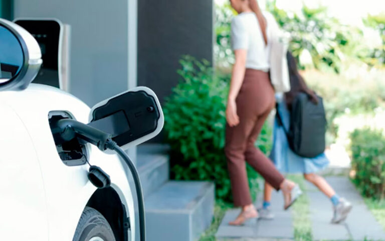 ¿Es buena idea tener tu propio cargador de coche eléctrico en el garaje?