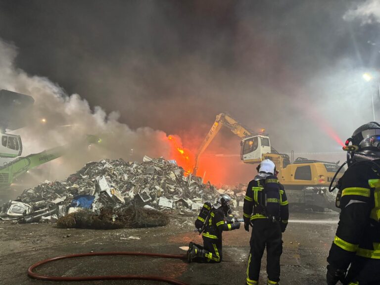 Grave incendio en una nave afecta a 3.000 m3 de chatarra en Leganés