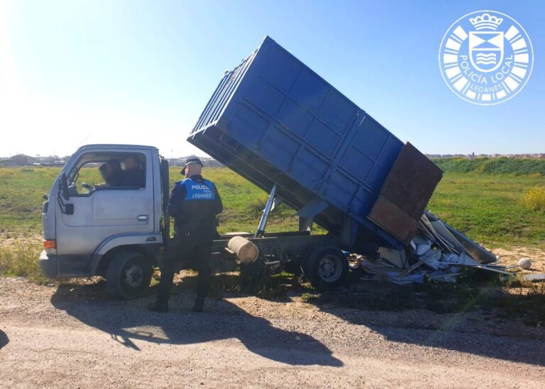 Cazados ‘infraganti’ lanzando escombros en Leganés