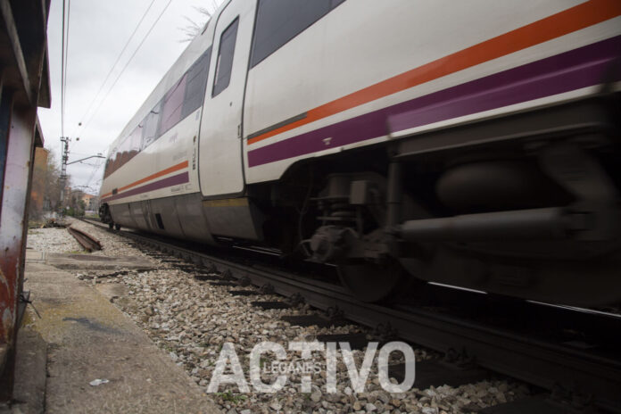 tren media distancia transporte publico paso tragacamiones