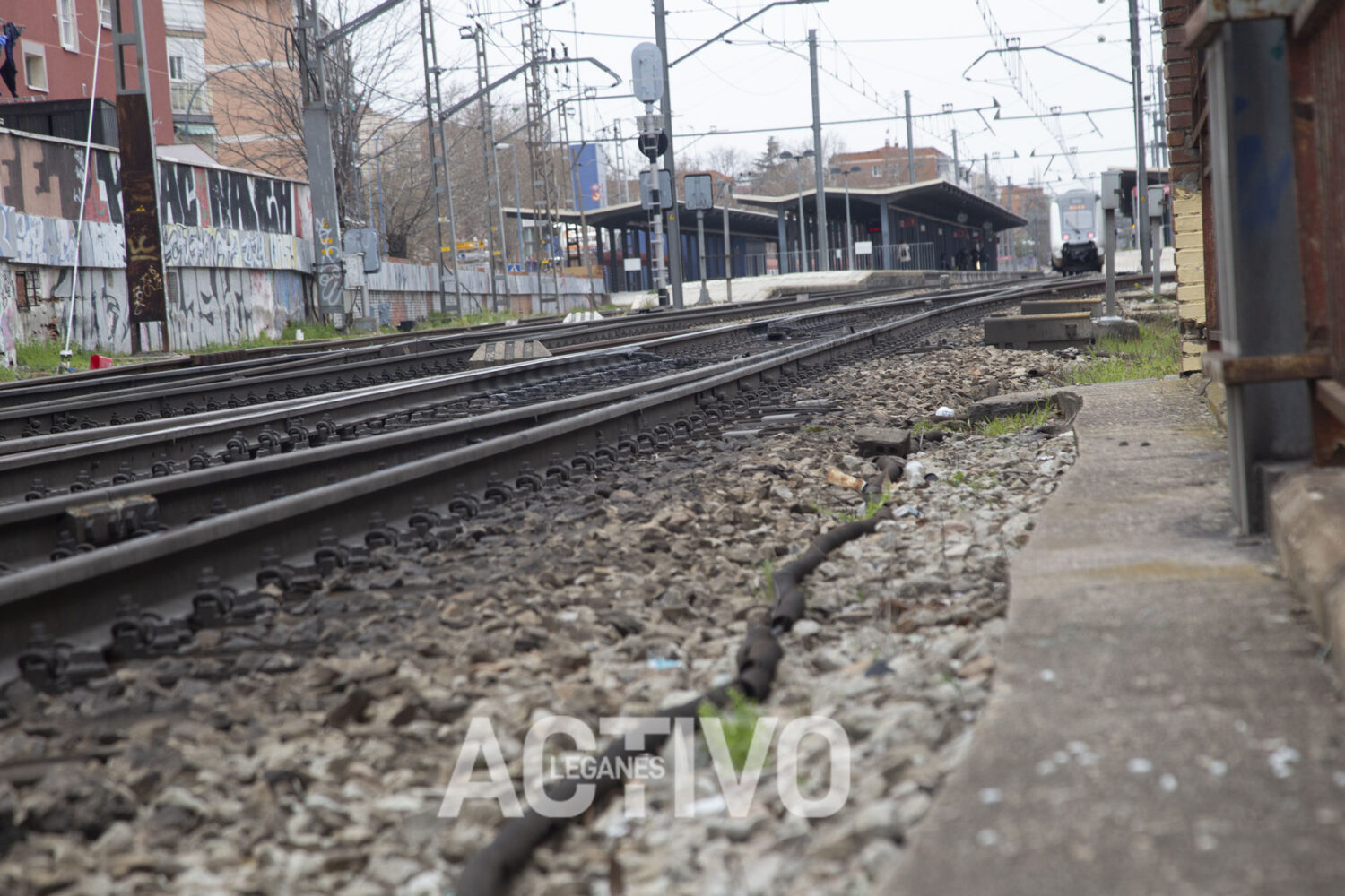 tren cercanias transporte publico paso tragacamiones vias