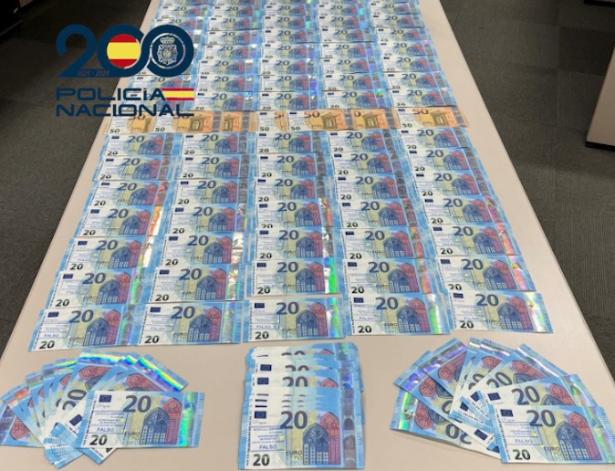 Detenidos dos varones por introducir billetes falsos mediante compras de teléfonos de segunda mano