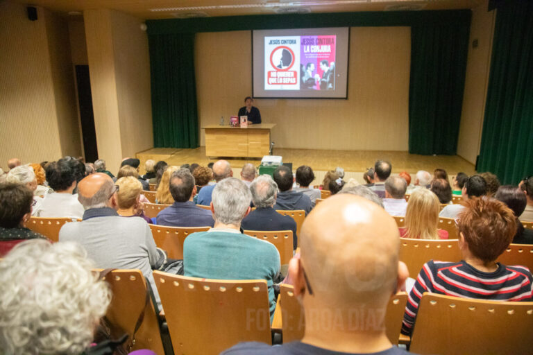 Jesús Cintora llena la Biblioteca Central de Leganés: «Estoy emocionado»