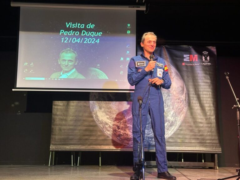 El ex ministro Pedro Duque visita ‘su’ instituto de Leganés