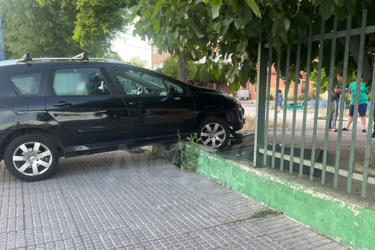 Un coche pierde el control y derriba la valla de un colegio en Leganés