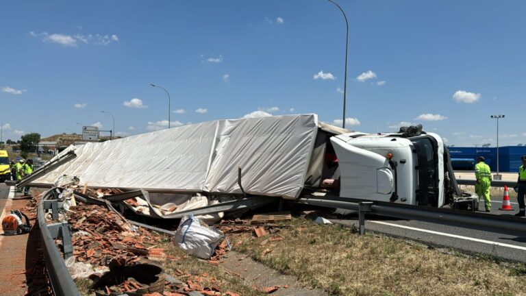 Dos heridos en un accidente de camión en la A42