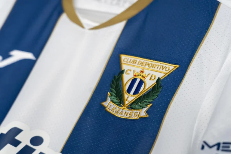 El CD Leganés confirma su primera equipación 2023/2024 con historia