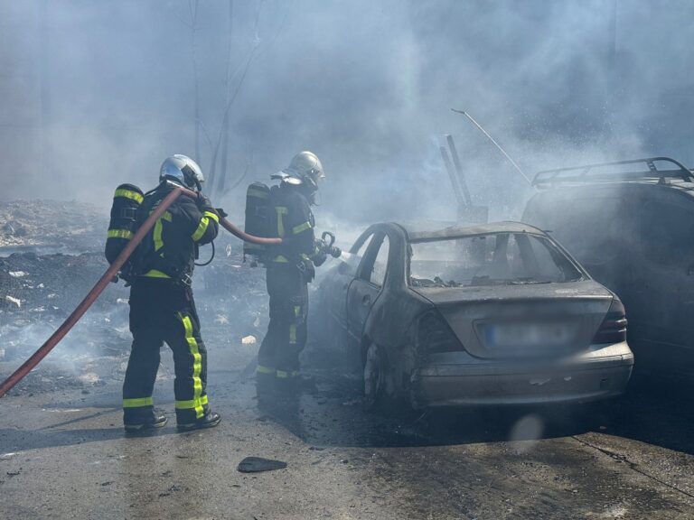 Incendio en una infravivienda de Leganés deja un herido y 9 coches afectados