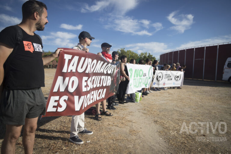 Colectivos animalistas protestan en Leganés contra la bueyada infantil