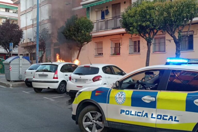 Un vehículo en llamas sorprende en plena calle de Leganés