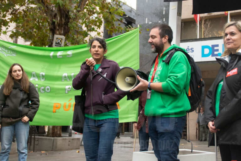 «Yo también quiero trabajar con derechos laborales decentes»: el profesorado en huelga
