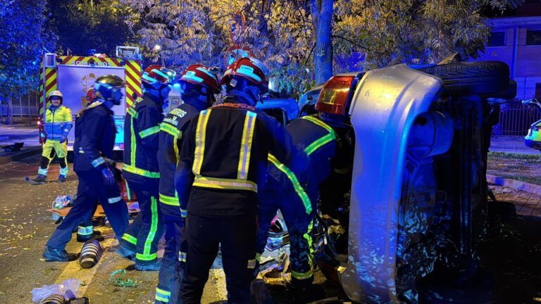 Tres jóvenes heridos tras volcar su coche en Leganés