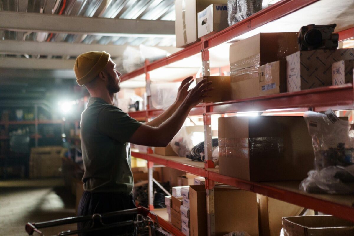 trabajador coloca tienda leganes