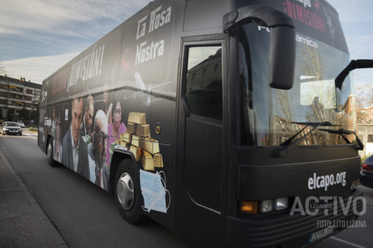 Un autobús contra Pedro Sánchez recorre las puertas del Congreso del PSOE en Leganés