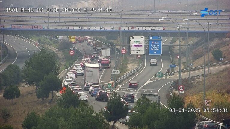 Retenciones de hasta tres kilómetros por un accidente en la M45