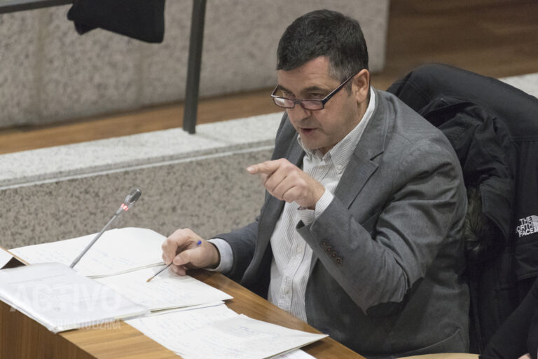 La oposición acusa al Gobierno de Leganés de reducir el presupuesto en educación: «Solo existe la piscina Solagua»