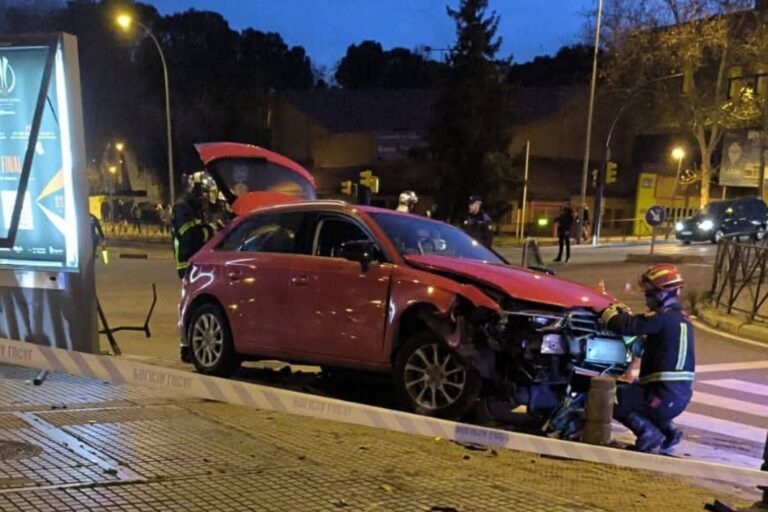 Un coche se estrella contra un bolardo en un cruce en Leganés