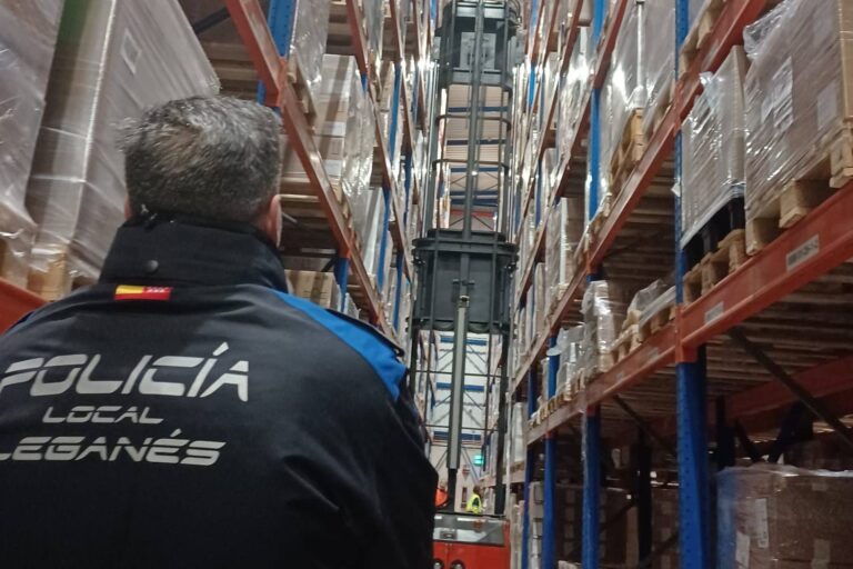 Rescatan a un trabajador de una grúa de 12 metros en una fábrica de Leganés