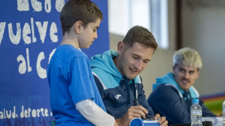Juan Cruz y Jorge Sáez, del CD Leganés, visitan el CEIP Miguel de Cervantes