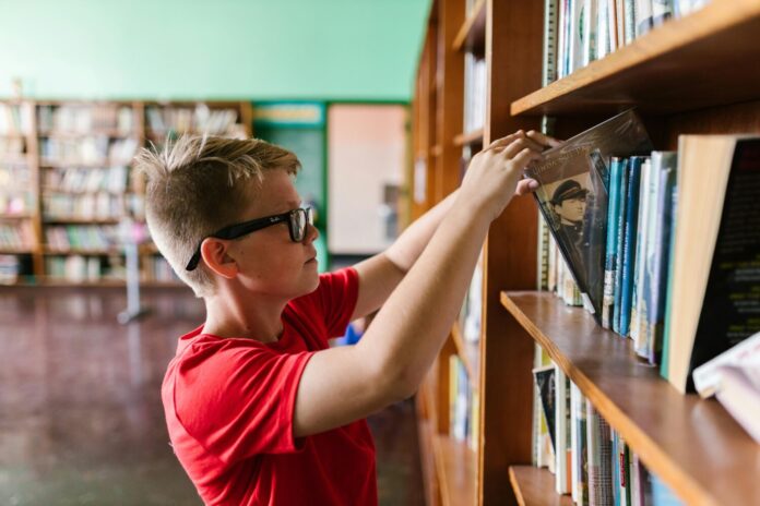 niño libro biblioteca