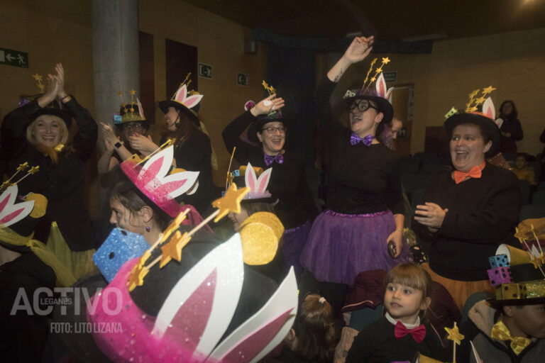 Leganés monta su propio Teatro Falla improvisado por la lluvia para el Entierro de la Sardina, en imágenes