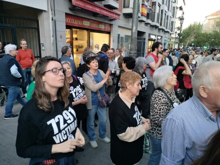 «No nos callaréis»: La PAH y la Marea de Residencias protestan contra Díaz Ayuso en Leganés