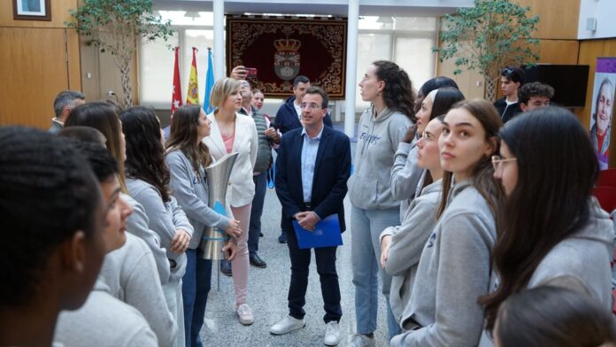 alcalde y jugadoras de baloncesto leganes
