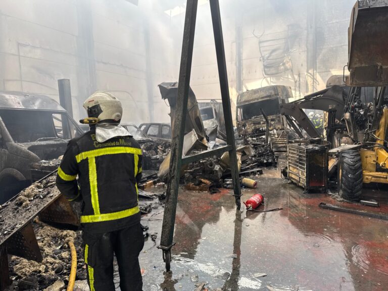 Una gran columna de humo alerta a Leganés por un incendio en una nave de Getafe