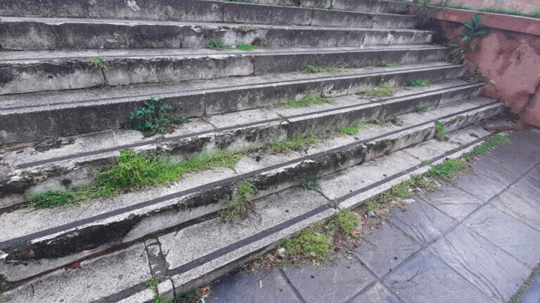 Denuncian el «lamentable» estado del acceso al CC Julián Besterio de Leganés