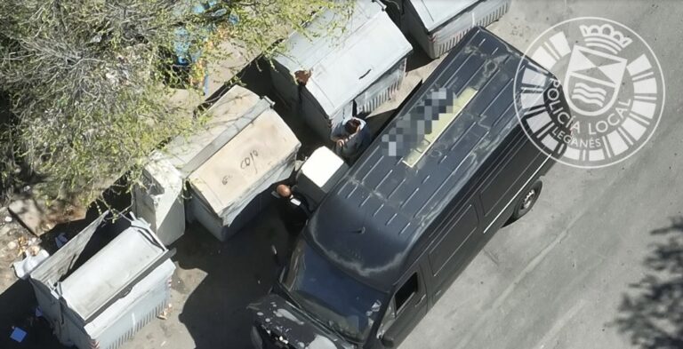 Cazados in fraganti arrojando vertidos en la calle en Leganés