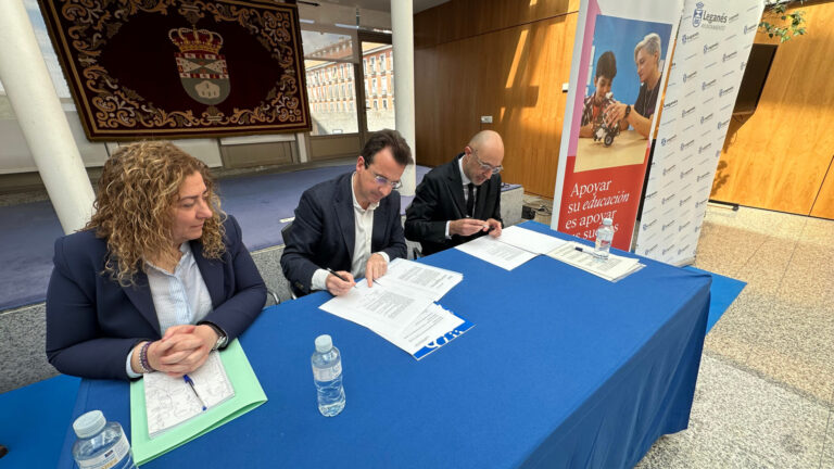 Leganés refuerza su acuerdo con La Caixa para luchar contra la pobreza infantil