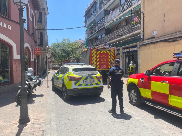 Angustia en Leganés por el incendio del tejado de una casa del centro