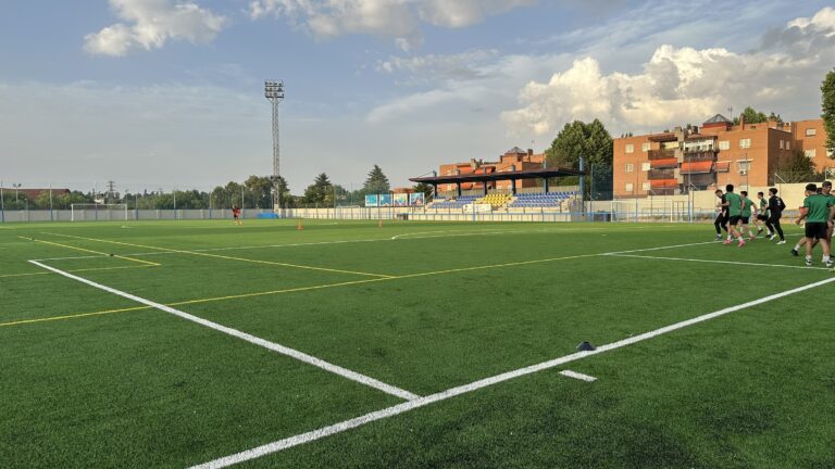La Fortuna ya tiene nuevo campo de fútbol: césped FIFA y equipamiento renovado