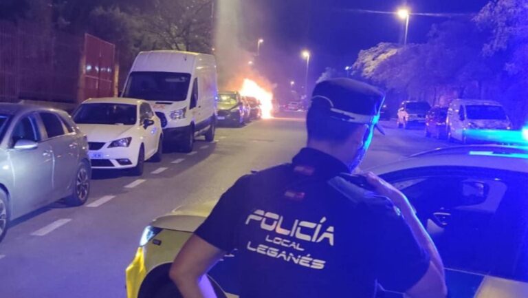 Un coche calcinado en La Fortuna (Leganés) tras un incendio repentino