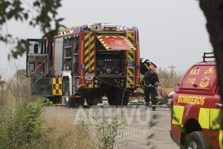 Incendio en Leganés: una montaña de escombros arde un polígono industrial