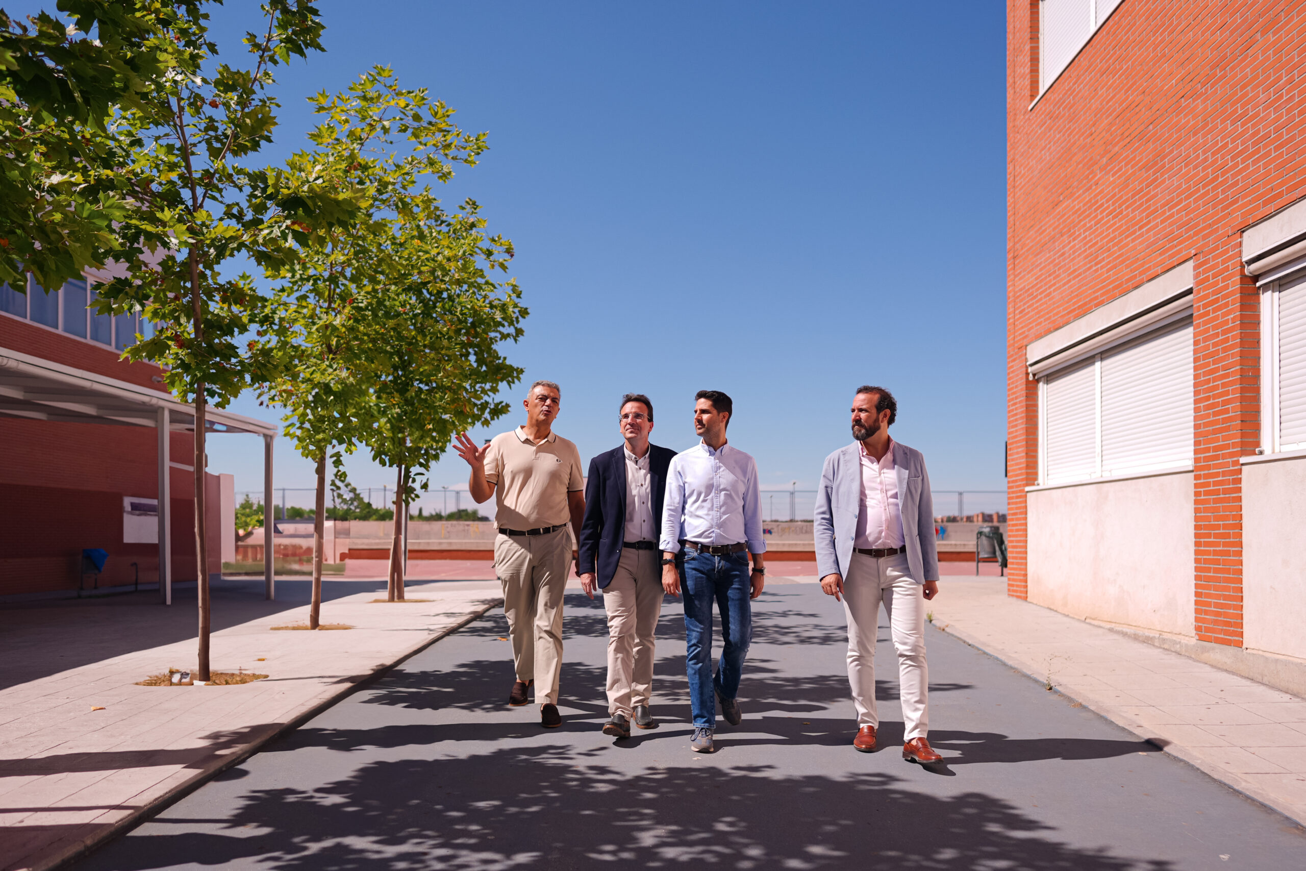 Emilio Viciana (consejero de Educación) visita el IES Rafael Fruhbeck