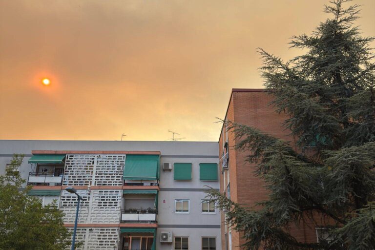 Un incendio en Méntrida (Toledo) cubre de humo el cielo de Leganés, Móstoles y Alcorcón