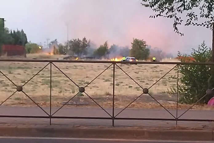 Incendio en las inmediaciones del IES Julio Verne. Foto: Leganés, el grupo de los vecinos (Telegram)