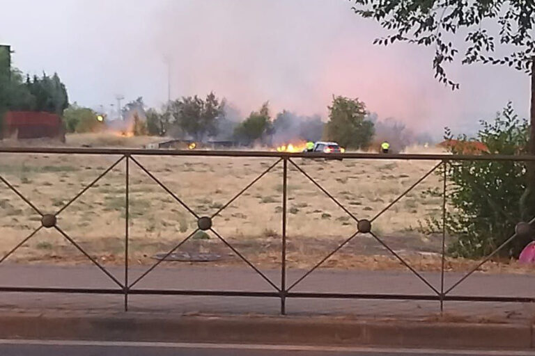 Incendio en Leganés junto al IES Julio Verne moviliza a los Bomberos