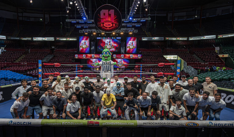 El CD Leganés se lanza al ring en México: lucha libre, Místico y camiseta incluida
