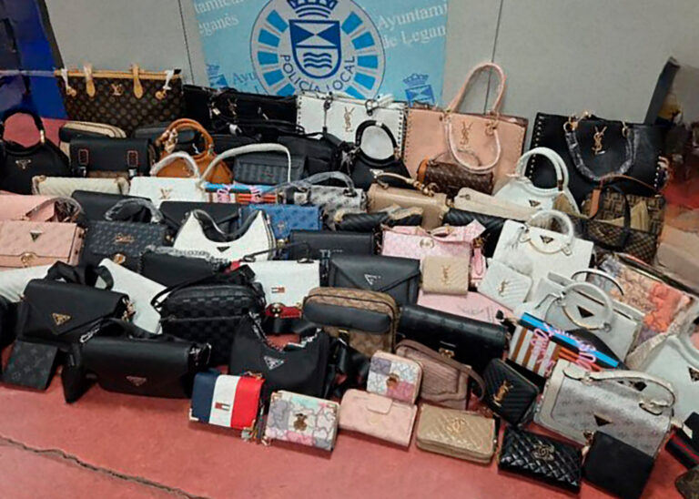 Bolsos y camisetas falsificadas de Bellingham o Yamal incautadas en Leganés
