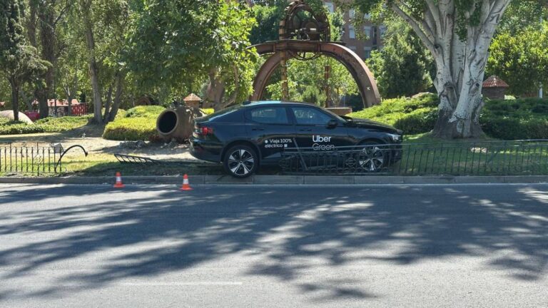Un coche VTC queda incrustado en el césped tras un accidente en Leganés
