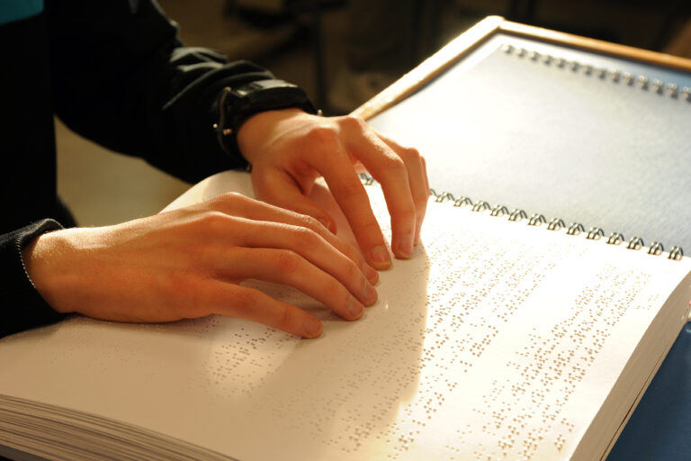 Así estudian los peques con discapacidad visual en Madrid: braille, libros adaptados y hasta maquetas 3D