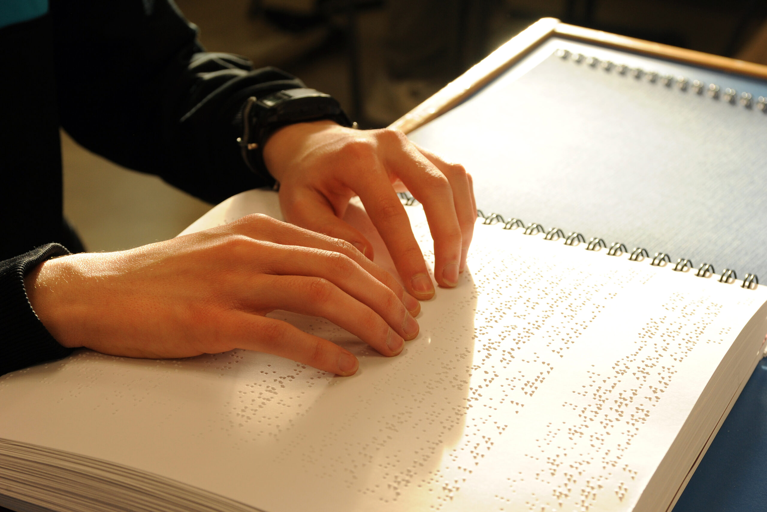 Jovenes en clase con problemas visuales - colegio de la ONCE