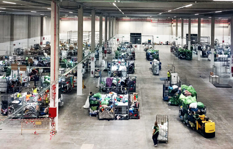 Humana duplica su capacidad de reciclaje de ropa al trasladarse en Leganés